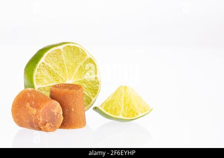Panela mit Zitrone, erfrischende Kombination - Saccharum officinarum Stockfoto
