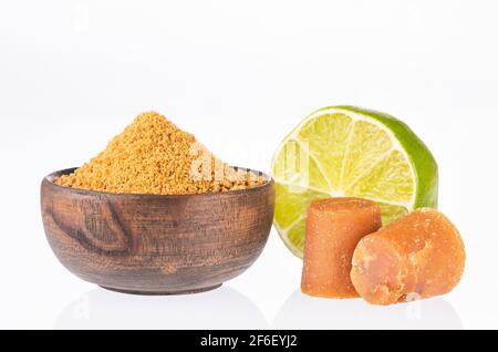 Panela mit Zitrone, erfrischende Kombination - Saccharum officinarum Stockfoto