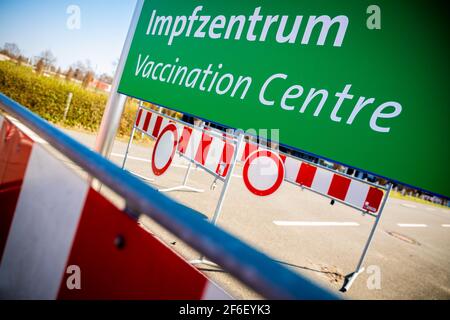 Hannover, Deutschland. März 2021, 31st. Ein Schild mit der Aufschrift "Impfzentrum" steht zwischen den Barrier-Leuchtfeuern auf dem Messegelände. Quelle: Moritz Frankenberg/dpa/Alamy Live News Stockfoto