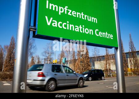 Hannover, Deutschland. März 2021, 31st. Auf dem Messegelände befindet sich ein Schild mit der Aufschrift "Impfzentrum". Quelle: Moritz Frankenberg/dpa/Alamy Live News Stockfoto