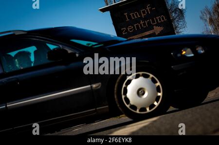 Hannover, Deutschland. März 2021, 31st. Auf dem Messegelände befindet sich ein Schild mit der Aufschrift "Impfzentrum". Quelle: Moritz Frankenberg/dpa/Alamy Live News Stockfoto