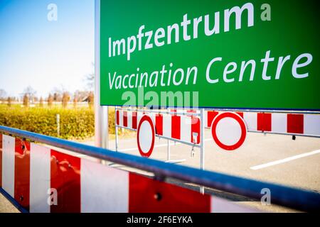 Hannover, Deutschland. März 2021, 31st. Ein Schild mit der Aufschrift "Impfzentrum" steht zwischen den Barrier-Leuchtfeuern auf dem Messegelände. Quelle: Moritz Frankenberg/dpa/Alamy Live News Stockfoto