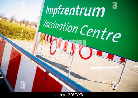 Hannover, Deutschland. März 2021, 31st. Ein Schild mit der Aufschrift "Impfzentrum" steht zwischen den Barrier-Leuchtfeuern auf dem Messegelände. Quelle: Moritz Frankenberg/dpa/Alamy Live News Stockfoto