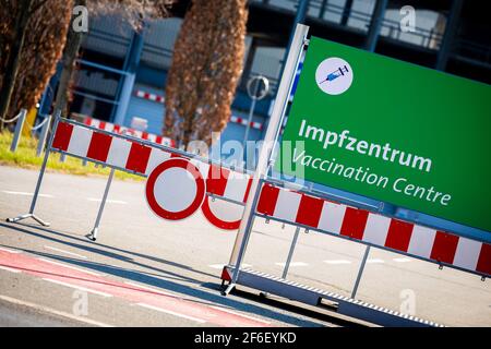 Hannover, Deutschland. März 2021, 31st. Ein Schild mit der Aufschrift "Impfzentrum" steht zwischen den Barrier-Leuchtfeuern auf dem Messegelände. Quelle: Moritz Frankenberg/dpa/Alamy Live News Stockfoto