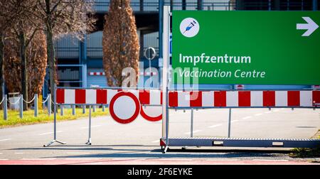 Hannover, Deutschland. März 2021, 31st. Ein Schild mit der Aufschrift "Impfzentrum" steht zwischen den Barrier-Leuchtfeuern auf dem Messegelände. Quelle: Moritz Frankenberg/dpa/Alamy Live News Stockfoto