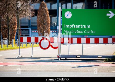 Hannover, Deutschland. März 2021, 31st. Ein Schild mit der Aufschrift "Impfzentrum" steht zwischen den Barrier-Leuchtfeuern auf dem Messegelände. Quelle: Moritz Frankenberg/dpa/Alamy Live News Stockfoto