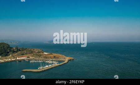 Golden Gate Bridge und Presidio Yacht Harbour in San Francisco, Kalifornien. Stockfoto