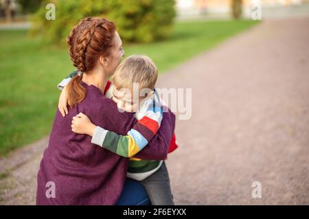 Kind mit Rucksack und mit Mutter vor einer Schule Gebäude Stockfoto