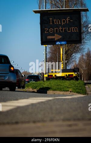 Hannover, Deutschland. März 2021, 31st. Auf dem Messegelände befindet sich ein Schild mit der Aufschrift "Impfzentrum". Quelle: Moritz Frankenberg/dpa/Alamy Live News Stockfoto