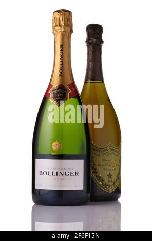 Eine Flasche Bollinger Champagner mit einer Flasche Dom Perignon 1992 . Schneiden Sie das Bild auf einem weißen Hintergrund aus. Stockfoto
