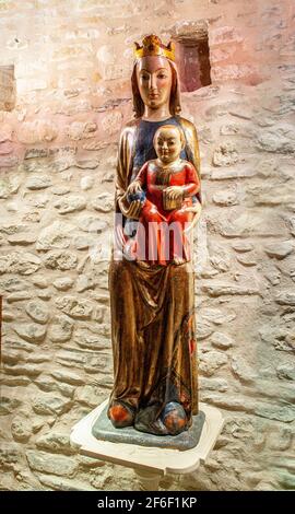 Mehrfarbige Statue aus Olivenholz, die die Madonna mit Kind darstellt, die in der Kirche Santa Maria in Ronzano erhalten ist. Castel Castagna, Abruzzen Stockfoto