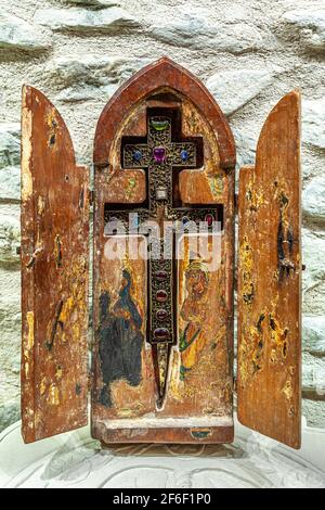 Bemalter Holzreliquiar, jetzt ruiniert, enthält das echte Eisenkreuz und Edelsteine. Castel Castagna, Provinz Teramo, Abruzzen Stockfoto