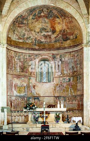 Die Apsis der Kirche Santa Maria di Ronzano mit dem Zyklus von Fresken, die biblische Episoden und das Leben von Jesus erzählen.Castel Castagna, Abruzzen Stockfoto