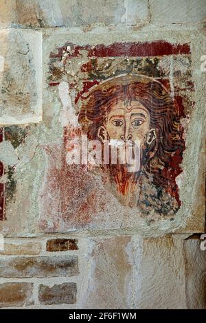 Teil eines Freskenbildes, das ein altes Bild Christi darstellt und an einer Wand der Kirche Santa Maria in Ronzano angebracht ist. Castel Castagna, Abruzzen Stockfoto