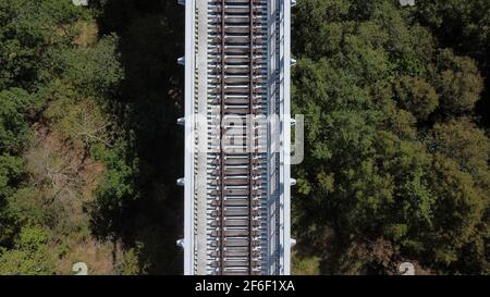 Blick auf eine Brücke und Schienen von oben in Aveyron, Frankreich Stockfoto