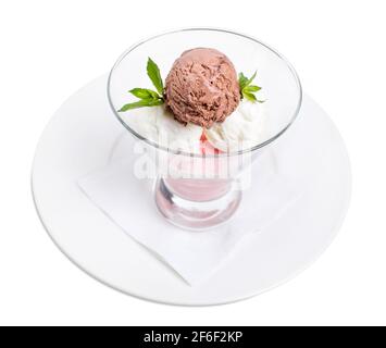 Köstliche, sortierte Eisschaufeln in einer Glasschüssel. Isoliert auf weißem Hintergrund. Stockfoto