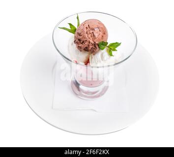 Köstliche, sortierte Eisschaufeln in einer Glasschüssel. Isoliert auf weißem Hintergrund. Stockfoto