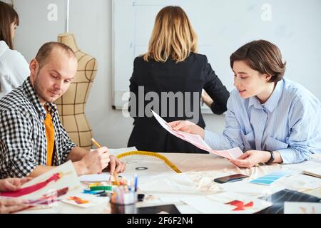 Schneider und Modedesigner arbeiten in einem Team Stockfoto