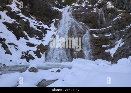 Glasbach Wasserfall in verschneitem, felsigen Gelände, Jachenau, Bayern, Deutschland Stockfoto