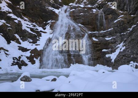 Glasbach Wasserfall in verschneitem, felsigen Gelände, Jachenau, Bayern, Deutschland Stockfoto