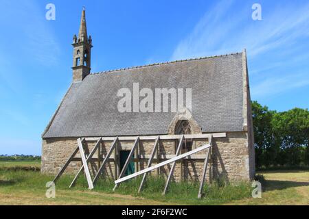 St. Roch Kapelle in Plourin mit Verstärkungsdiele gegen die Wand Stockfoto
