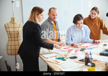 Kreative Modedesigner vergleichen die Farben im Studio Stockfoto