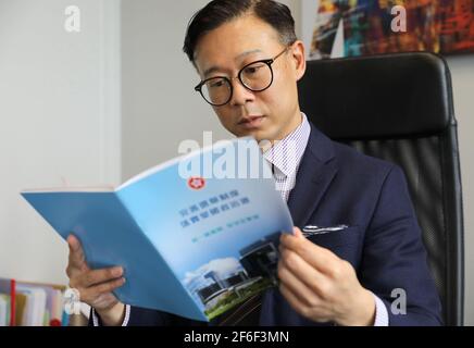 Hongkong, China. März 2021, 30th. Horace Cheung, der neu gewählte stellvertretende Vorsitzende eines Unterausschusses des Legislativrats (LegCo) zur Verbesserung des Hongkonger Wahlsystems, erhält ein Interview mit Xinhua in Hongkong, Südchina, 30. März 2021. Quelle: Wu Xiaochu/Xinhua/Alamy Live News Stockfoto