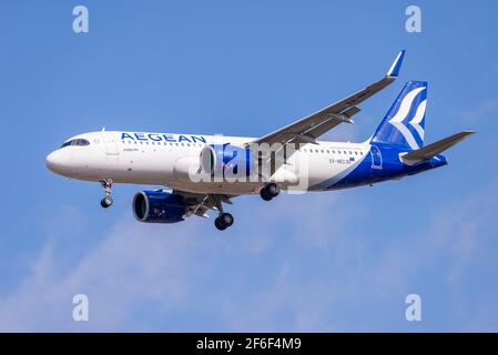 Aegean Airlines Airbus A320neo Jet-Linienflugzeug SX-NEC im Finale, das bei sonnigem Wetter am Flughafen London Heathrow in Großbritannien landen wird. Flaggenträger von Griechenland Stockfoto