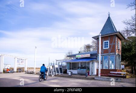 Koserow, Deutschland. März 2021, 22nd. Eine geschlossene Zimmervermietung für Urlauber in der Nähe der Seebrücke auf der Ostseeinsel Usedom. Quelle: Jens Büttner/dpa-Zentralbild/ZB/dpa/Alamy Live News Stockfoto