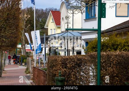 Koserow, Deutschland. März 2021, 22nd. Die leere Hauptstraße in Koserow auf der Ostseeinsel Usedom. Quelle: Jens Büttner/dpa-Zentralbild/ZB/dpa/Alamy Live News Stockfoto