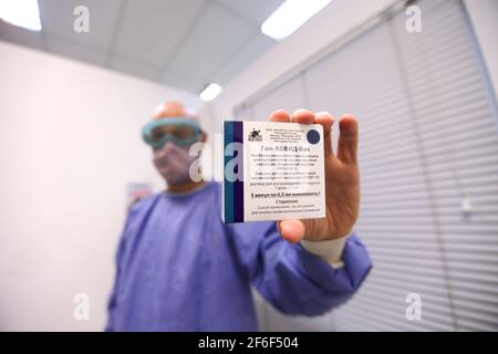 Buenos Aires, Argentinien. März 2021, 30th. In dieser Abbildung wird ein Mann gesehen, der eine Sputnik V-Impfstoffkiste hält. (Foto von Carol Smiljan/SOPA Images/Sipa USA) Quelle: SIPA USA/Alamy Live News Stockfoto