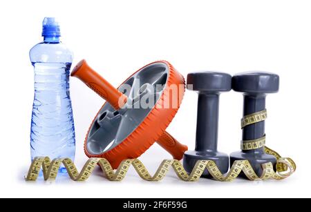 Kurzhanteln mit Maßband und Flasche mit Trinkwasser isoliert auf weißem Hintergrund. Gesunder Lebensstil. Stockfoto