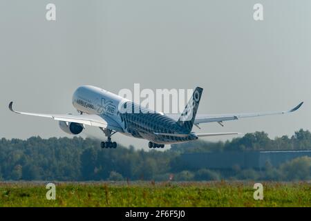 August 2019. Zhukovsky, Russland: Großraumflugzeug mit zweimotorigen Passagierflugzeugen Airbus A350-900 XWB Airbus Industrie an der Internationalen Avia Stockfoto