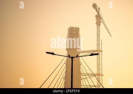 Signature Bridge ist eine freischwellige, an der goldenen Stunde in delhi verweilte Kabelbrücke. Stockfoto