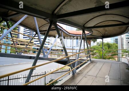 salvador, bahia, brasilien - 6. januar 2021: Fußgängerbrücke in der Stadt Salvador. Stockfoto