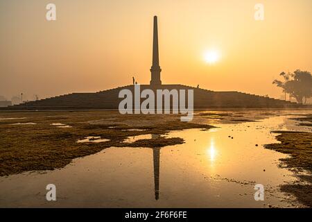 Eine wunderschöne Aussicht auf den Sonnenaufgang mit Reflexion im Wasser im Krönungspark, delhi. Stockfoto