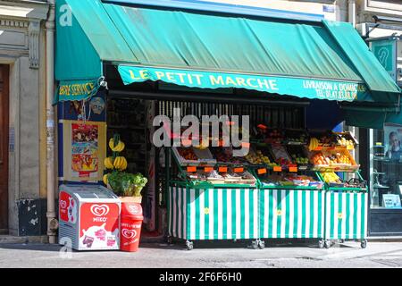 Paris, Frankreich, 21. Juni: ein Mini Supermarkt Gemüse verkaufen auf Vaugirard Straße am frühen Morgen, 21. Juni 2012 in Paris. Stockfoto