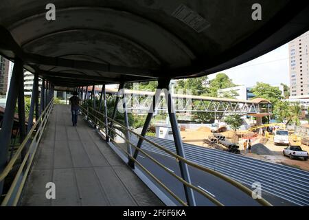 salvador, bahia, brasilien - 6. januar 2021: Fußgängerbrücke in der Stadt Salvador. Stockfoto