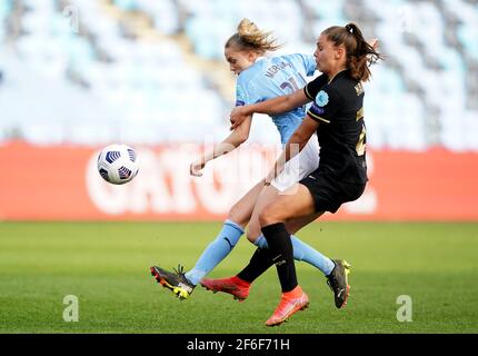 Esme Morgan (links) von Manchester City und Lieke Martens von Barcelona kämpfen beim UEFA Women's Champions League-Spiel 2021 im Manchester City Academy Stadium in Manchester um den Ball. Bilddatum: Mittwoch, 31. März 2021. Stockfoto