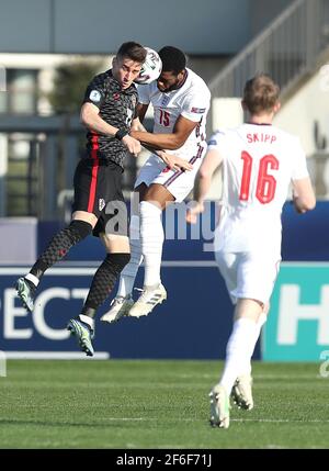 Der Kroatische Dario Vizinger (links) und der englische Japhet Tanganga kämpfen während des UEFA-U-21-Europameisterschaftsspiels 21 im Bonifika-Stadion in Koper, Slowenien, um den Ball. Bilddatum: Mittwoch, 31. März 2021. Stockfoto