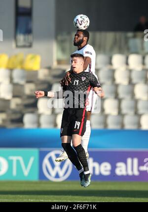 Der Kroatische Dario Vizinger (links) und der englische Japhet Tanganga kämpfen während des UEFA-U-21-Europameisterschaftsspiels 21 im Bonifika-Stadion in Koper, Slowenien, um den Ball. Bilddatum: Mittwoch, 31. März 2021. Stockfoto