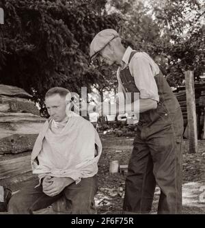 Oregon, Marion County, in der Nähe von West Stayton. Bean Picker Friseur einander. 1939. Foto von Dorothea lange. Stockfoto