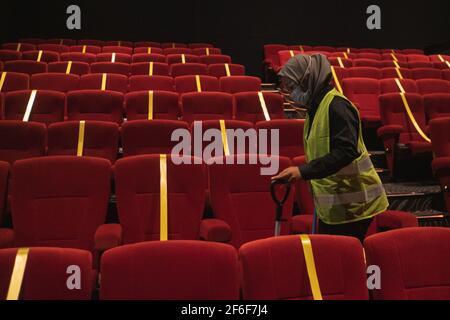 Pekanbaru, Riau, Indonesien. März 2021, 31st. Reinigungseinrichtungen für Mitarbeiter im Cinepolis-Kino Pekanbaru, Provinz Riau, Indonesien. Pekanbaru Kino wiedereröffnet, nachdem sie für ein Jahr geschlossen. Quelle: Afrianto Silalahi/ZUMA Wire/Alamy Live News Stockfoto