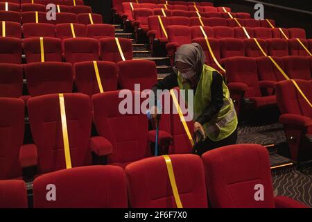 Pekanbaru, Riau, Indonesien. März 2021, 31st. Reinigungseinrichtungen für Mitarbeiter im Cinepolis-Kino Pekanbaru, Provinz Riau, Indonesien. Pekanbaru Kino wiedereröffnet, nachdem sie für ein Jahr geschlossen. Quelle: Afrianto Silalahi/ZUMA Wire/Alamy Live News Stockfoto