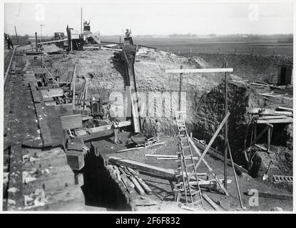 Wiederaufbau des Viadukts über die Malmö Ystads Eisenbahn, auf der Strecke zwischen Malmö und Trelleborg. Betonguß für Sohle auf die neue Land Bracket. Stockfoto