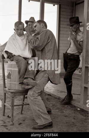 Gemeinschaft Friseur-Shop in Kern County Migrant Camp, Kalifornien. 1939. Foto von Dorothea lange. Stockfoto