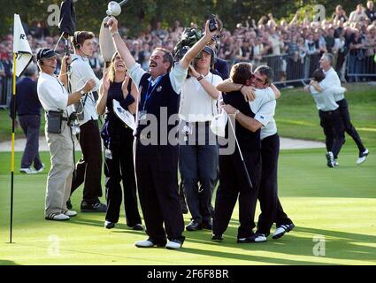 RYDER CUP 2002 BEIM GLOCKENTURM-FINALTAG SAM TORRANCE NACH DEM FINALE VON MCGINLEY (RECHTS) 29/9/2002 BILD DAVID ASHDOWN.RYDER CUP GLOCKENTURM 2002 Stockfoto