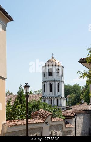 Glockenturm der Kirche St. Konstantin und Helena als Teil einer Straßenszene in der Altstadt von Plovdiv, Bulgarien Stockfoto