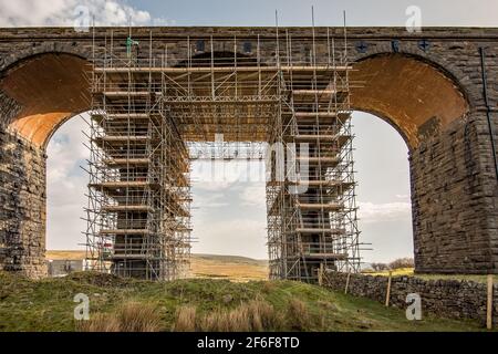 Reparaturen an ikonischem Ribblehead Viadukt Stockfoto