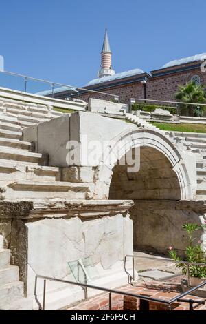 Antikes Stadion von Philippopolis, Plovdiv, Bulgarien, mit der Dschumaya-Moschee im Hintergrund Stockfoto